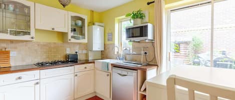 Coffee/tea maker, fridge, microwave, oven