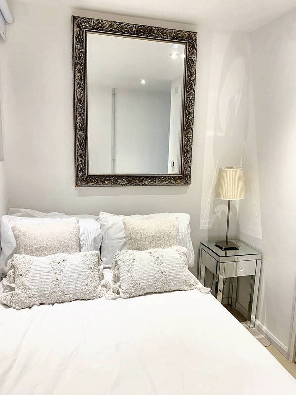 1 bedroom, iron/ironing board, WiFi, bed sheets - Lovely one bedroom flat (Wooburn Green, Bourne End)