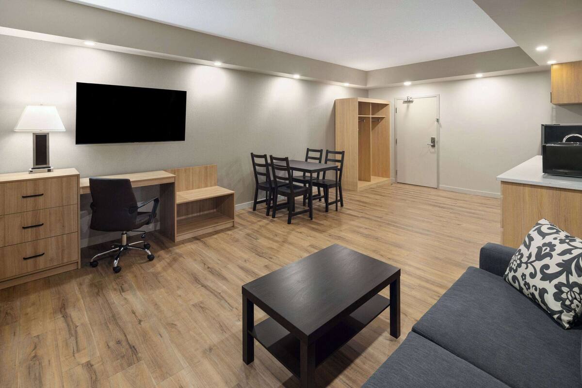 Suite, 2 slaapkamers, niet-roken | Een bureau, een laptopwerkplek, een strijkplank/strijkijzer, gratis wifi