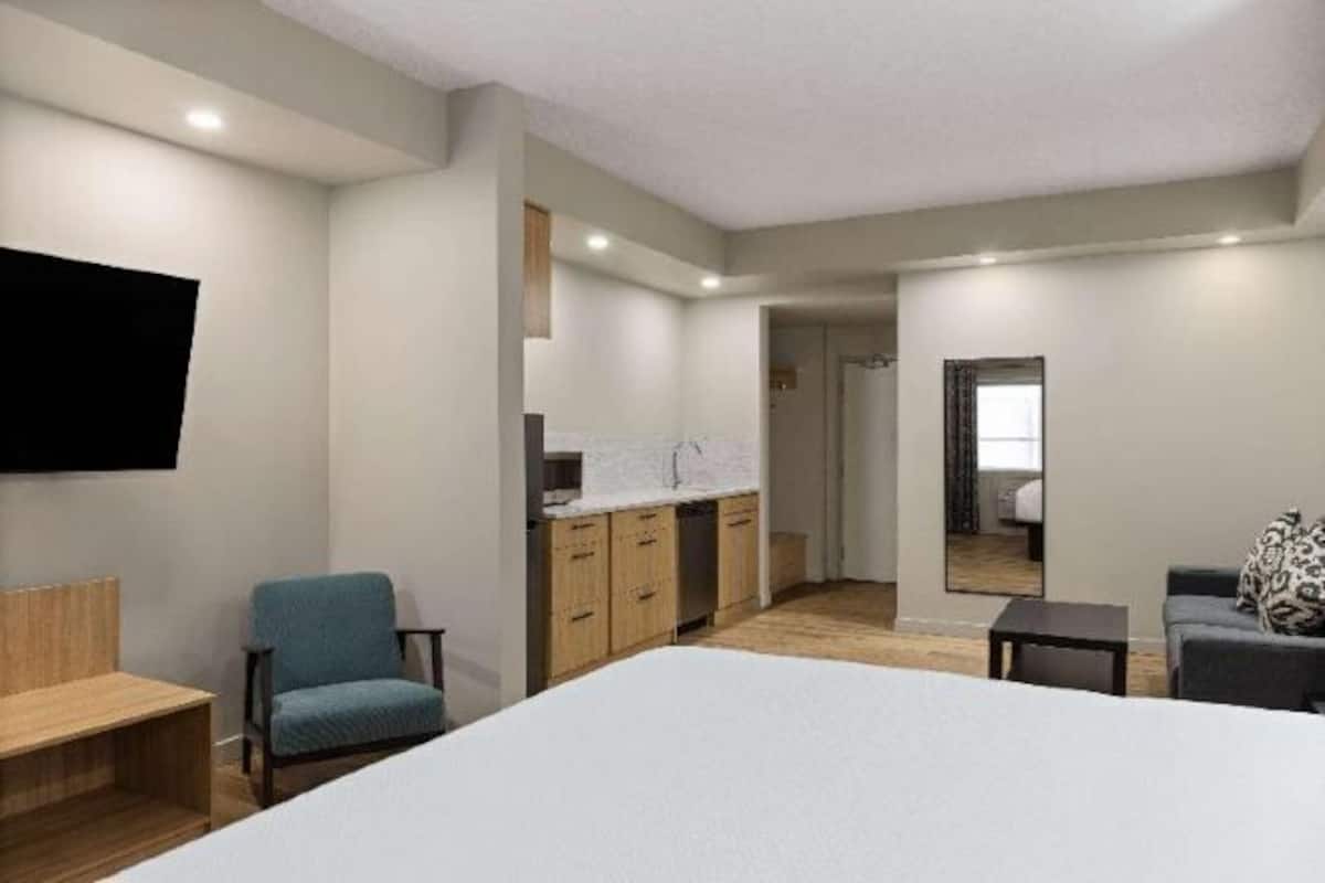 Desk, laptop workspace, iron/ironing board, free WiFi