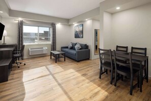 Työpöytä, kannettavalle tietokoneelle sopiva työtila