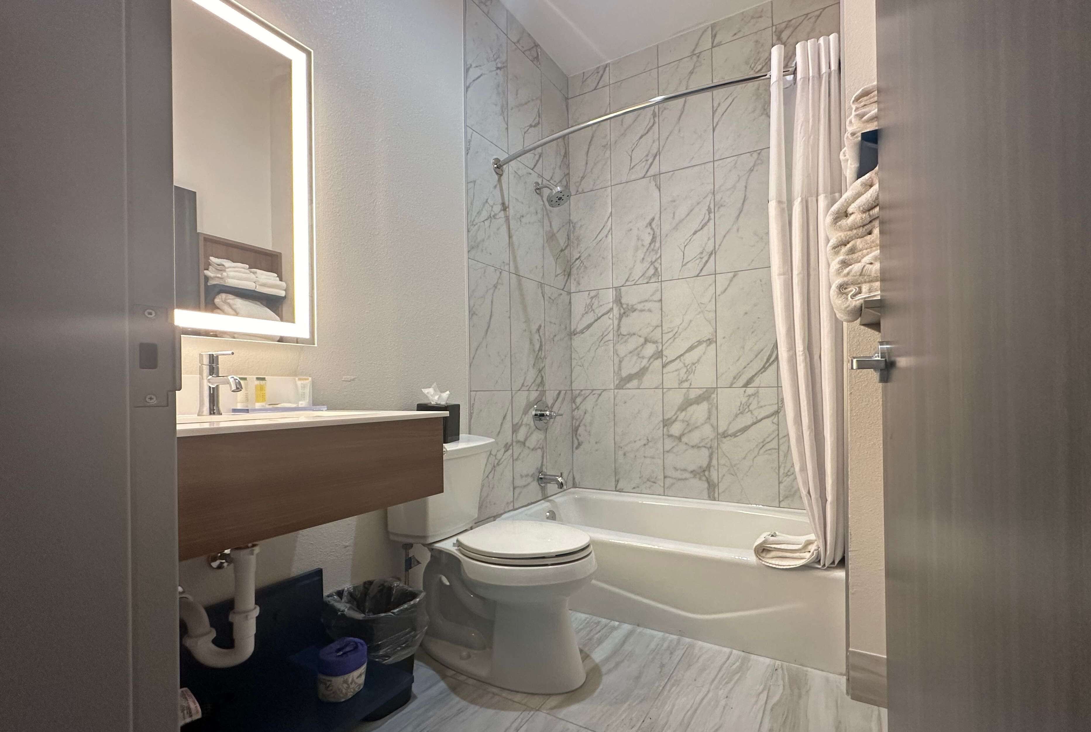 Un baño con inodoro, lavabo y bañera.