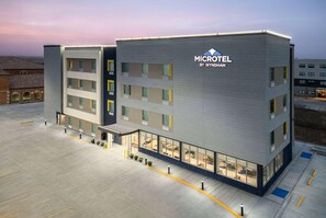 A modern microhotel with a flat facade, multiple balconies, and a well-lit entrance. - City Express by Marriott Amarillo Northwest (Amarillo)