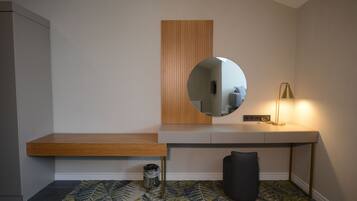 Deluxe Room, 1 Double Bed | Premium bedding, minibar, in-room safe, blackout drapes