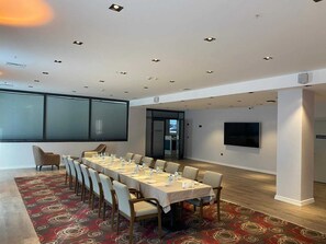 43-inch TV with satellite channels - Wyndham Garden Cambasi (Kabadüz)