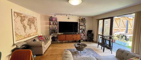 テレビ、書庫、書斎 / ワークスペース