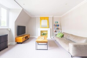 Fernseher, Bücher, Arbeitsbereiche