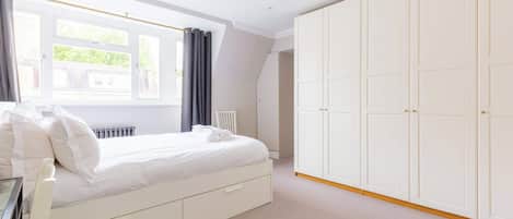 2 bedrooms, desk, iron/ironing board, WiFi