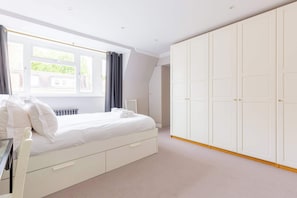 2 bedrooms, desk, iron/ironing board, WiFi