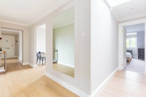 2 Schlafzimmer, Schreibtisch, Bügeleisen/Bügelbrett, WLAN