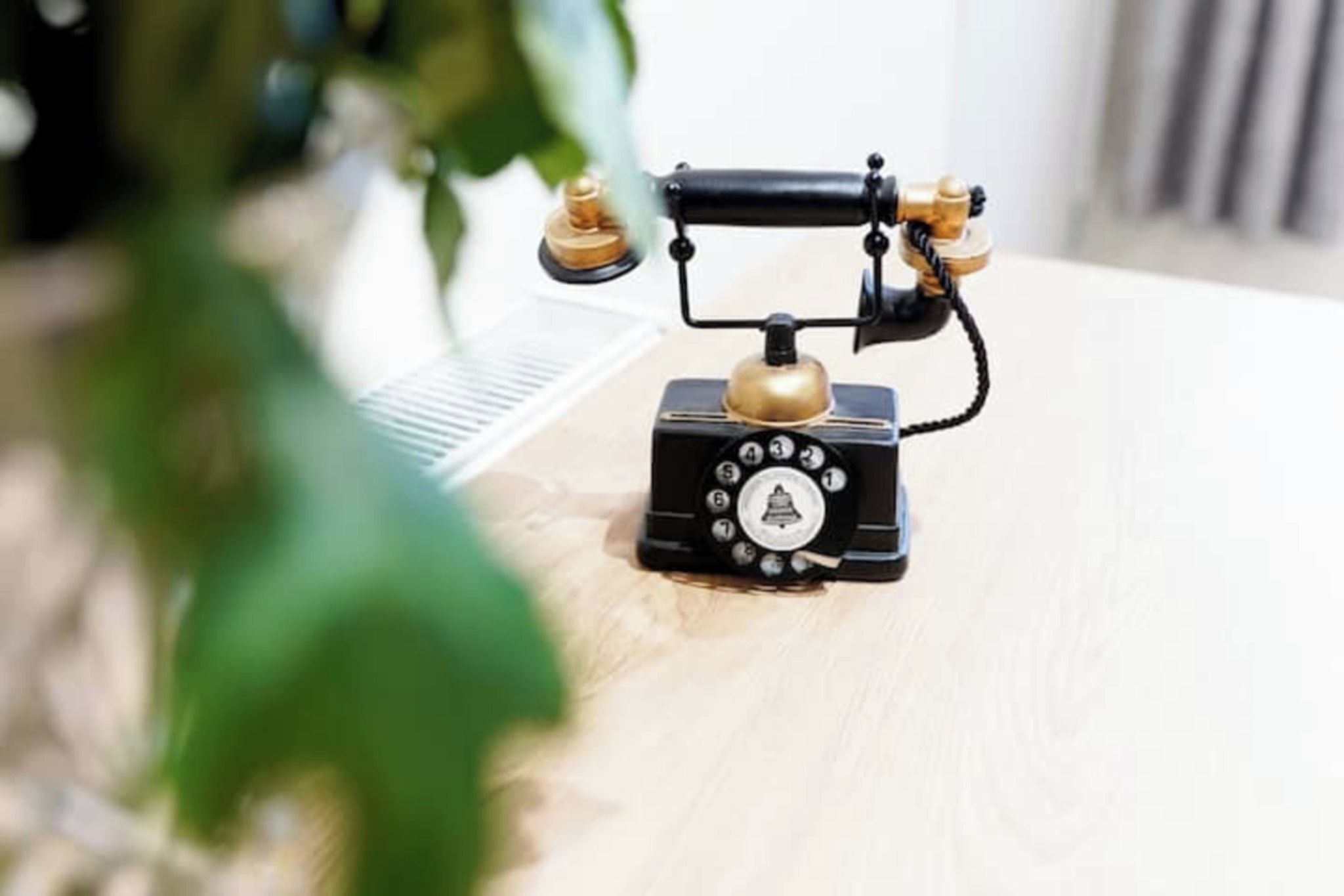 Een oude telefoon op een houten ondergrond.