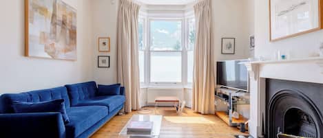 Télévision, livres, chaîne hi-fi, espaces bureaux