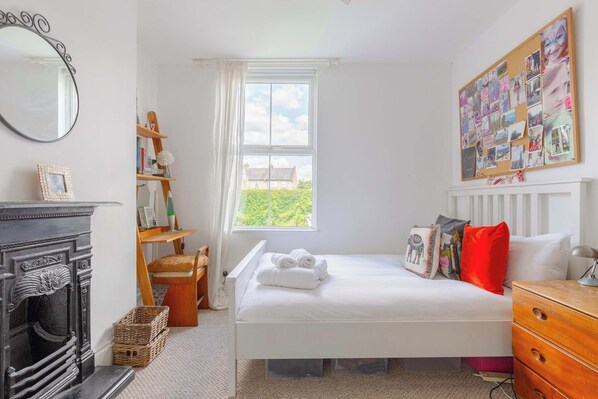 3 bedrooms, desk, iron/ironing board, WiFi
