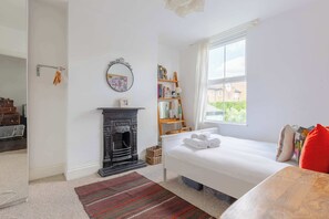 3 bedrooms, desk, iron/ironing board, WiFi - Delightful 3BD Home with Garden in North London (London)