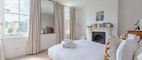 3 bedrooms, desk, iron/ironing board, WiFi