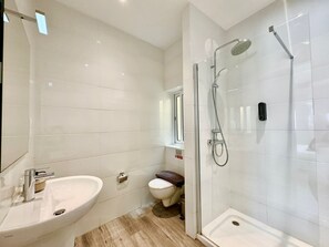 SĂšche-cheveux, serviettes fournies, savon, papier toilette