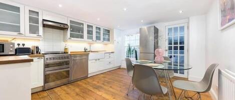 Fridge, oven, stovetop, dishwasher