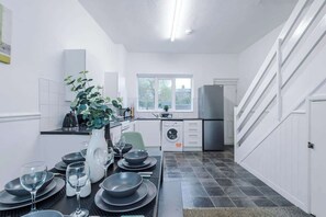 Kjøleskap, ovn, kokeplater og kaffetrakter/tekoker