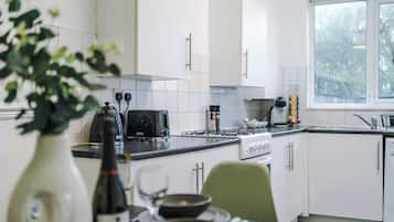 Fridge, oven, stovetop, coffee/tea maker