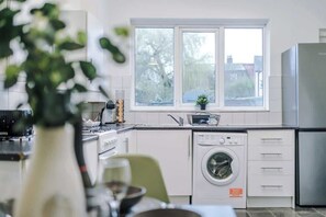 Fridge, oven, stovetop, coffee/tea maker - Spacious Home, Ideal for Contractors, Sleeps 7! (Manchester)
