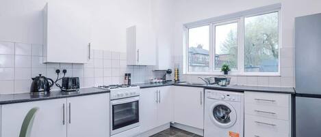 Fridge, oven, stovetop, coffee/tea maker