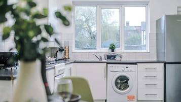 Refrigerador, horno, parrilla de estufa y cafetera y tetera