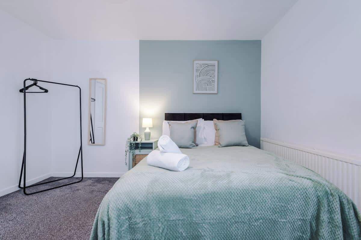 2 habitaciones, tabla de planchar con plancha, wifi y ropa de cama 