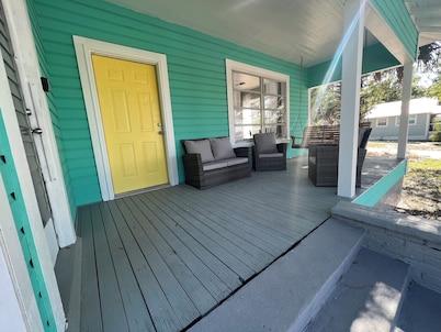 Lucy’s Beach Hideaway, 2 block to restaurants & waterfront