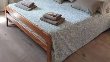 3 chambres, bureau, fer et planche à repasser, lit parapluie