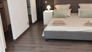 3 bedrooms, desk, iron/ironing board, travel cot