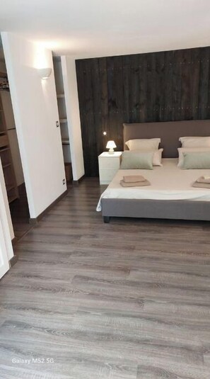 3 bedrooms, desk, iron/ironing board, travel cot - Bright, quiet apartment with private pool (Vaison-la-Romaine)