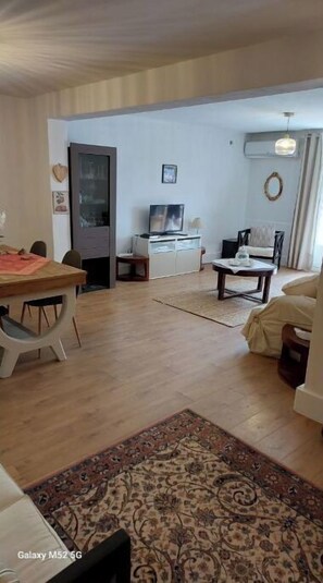 TV - Bright, quiet apartment with private pool (Vaison-la-Romaine)