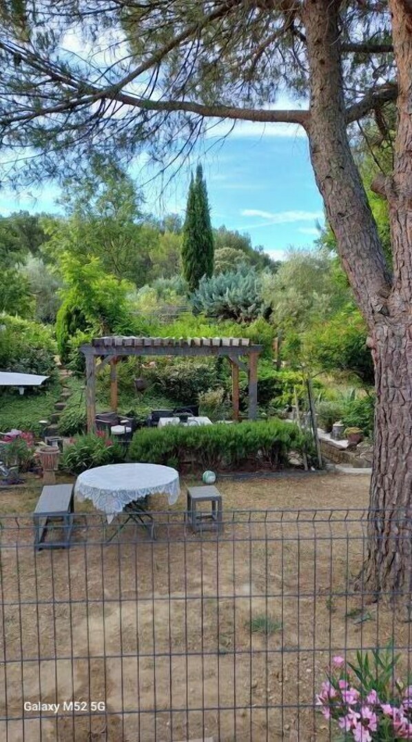 Outdoor dining - Bright, quiet apartment with private pool (Vaison-la-Romaine)
