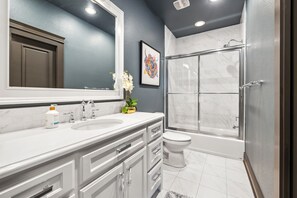Secadora de cabello, toallas, jabón, papel de baño