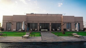 Property grounds - Luxury Villa in Marrakech with Pool, Jacuzzi, and Atlas Mountain Views (Marrakech)