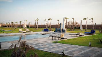 Piscina a l'aire lliure i piscina climatitzada