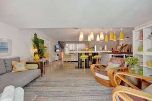 Smart TV, stereo - New! Waterfront Heated Pool, Pier, 2mi to Beach (Oakland Park)