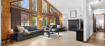 3 Bedroom Cabin, minute walk from St Malo Lake, Beach & Provincial Park!