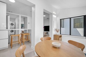 Dining - Villa Roads 2/2 King Bed, Laundry Coral Gables, Brickell, Little Havana, Airport (Miami)