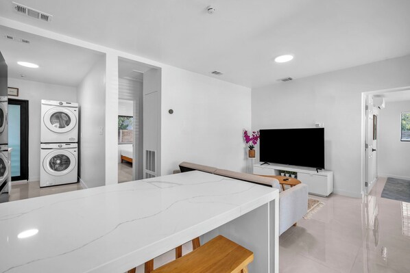 Interior - Villa Roads 2/2 King Bed, Laundry Coral Gables, Brickell, Little Havana, Airport (Miami)