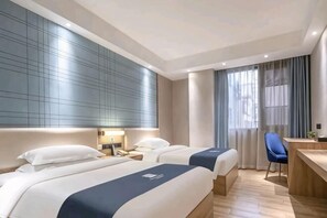 A hotel room with two beds, a desk, and a chair. - Nanchang Dijing Business Hotel (Nanchang County)
