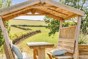 Outdoor dining - Cosy Luxury Owls Roost Hut With Private Hot Tub (Umberleigh)