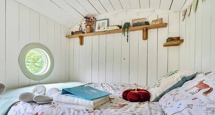Cosy Luxury Owls Roost Hut With Private Hot Tub