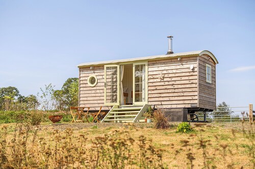 Cosy Luxury Owls Roost Hut With Private Hot Tub