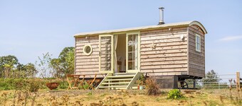 Cosy Luxury Owls Roost Hut With Private Hot Tub