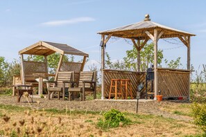Outdoor dining - Cosy Luxury Owls Roost Hut With Private Hot Tub (Umberleigh)