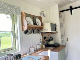 Microondas, placa de cocina, tetera/pava eléctrica, tostadora