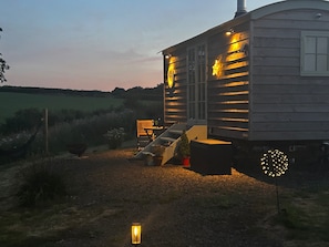 Terrace/patio - Cosy Luxury Foxglove Hut With Private Fire Bowl (Umberleigh)