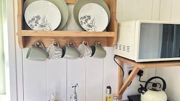 Cabin | Private kitchen | Microwave, stovetop, electric kettle, toaster