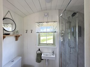 Huisje | Badkamer | Een douche, een haardroger, handdoeken